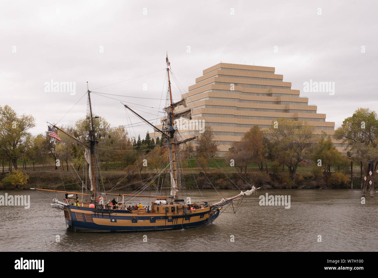 Boat on river avec ziggourat office building en arrière-plan. Situé à Sacramento, la capitale de l'état américain de Californie et le siège du comté de Comté Banque D'Images