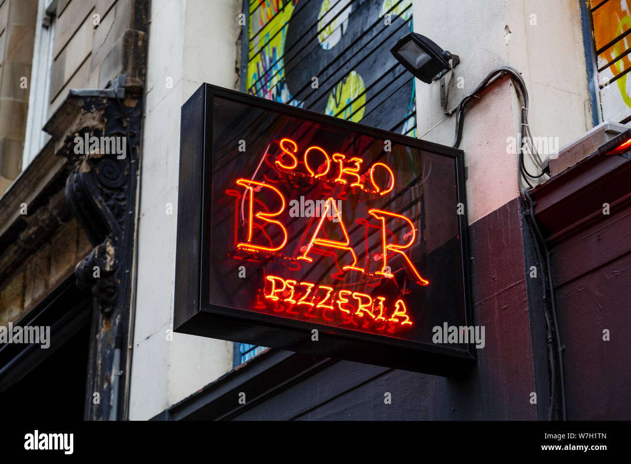 Soho Bar Pizzeria restaurant Neon signe à Glasgow sur Miller Street dans le centre-ville, Ecosse, Royaume-Uni Banque D'Images