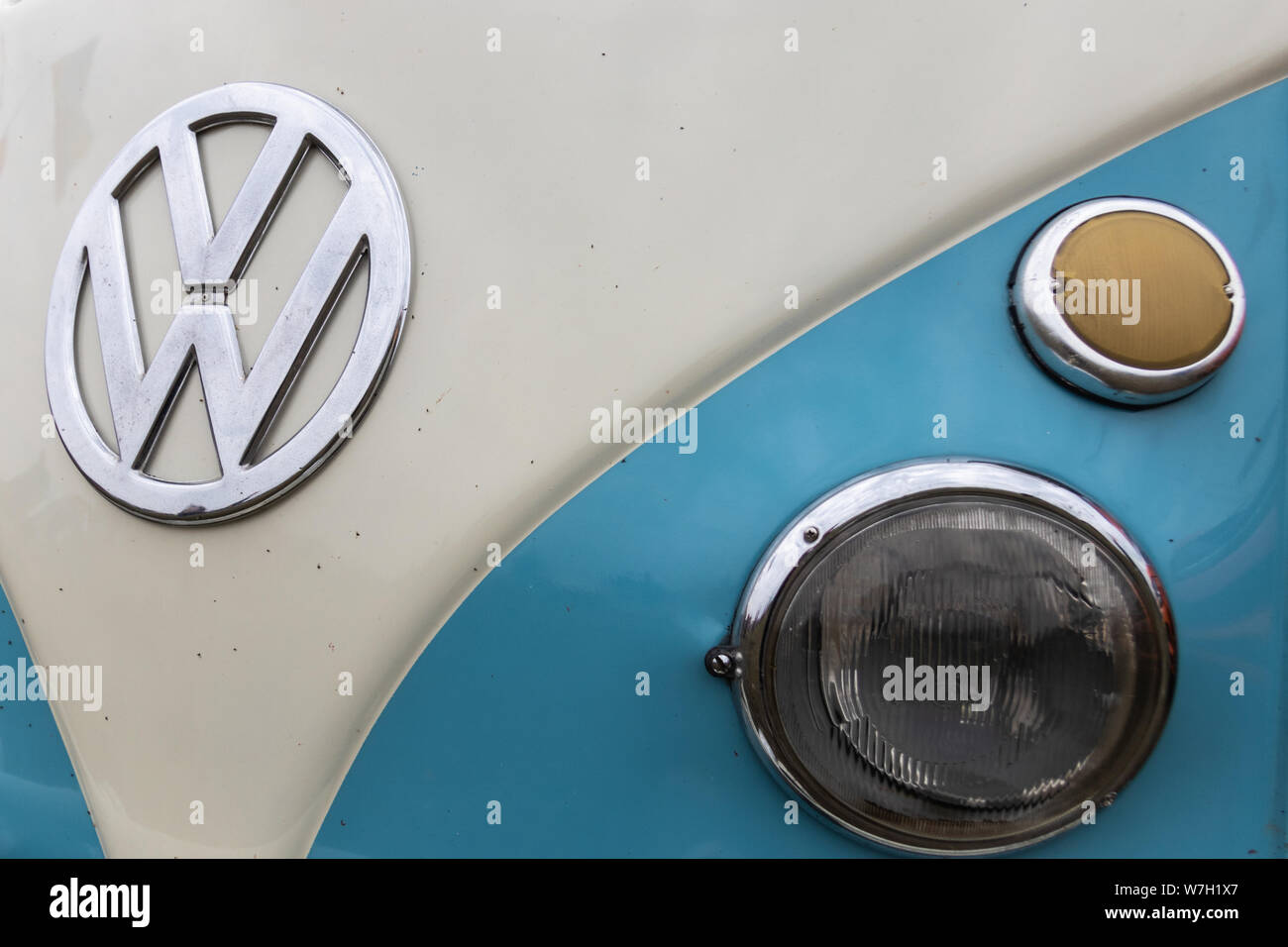 Un gros plan de la VW Volkswagen ou bade sur un camping-car VW avec des phares dans shot Banque D'Images