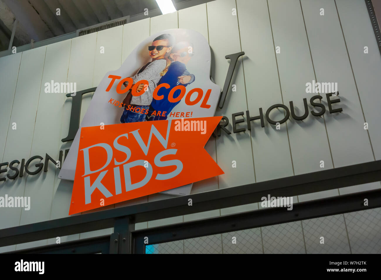 Retour à l'école promotion dans un magasin de chaussures DSW à Herald Square à New York, le vendredi 2 août 2019. La chaussure devrait être une victime de l'escalade de guerre commerciale avec la Chine, comme 70 % des chaussures vendues aux États-Unis sont importés de Chine. (© Richard B. Levine) Banque D'Images