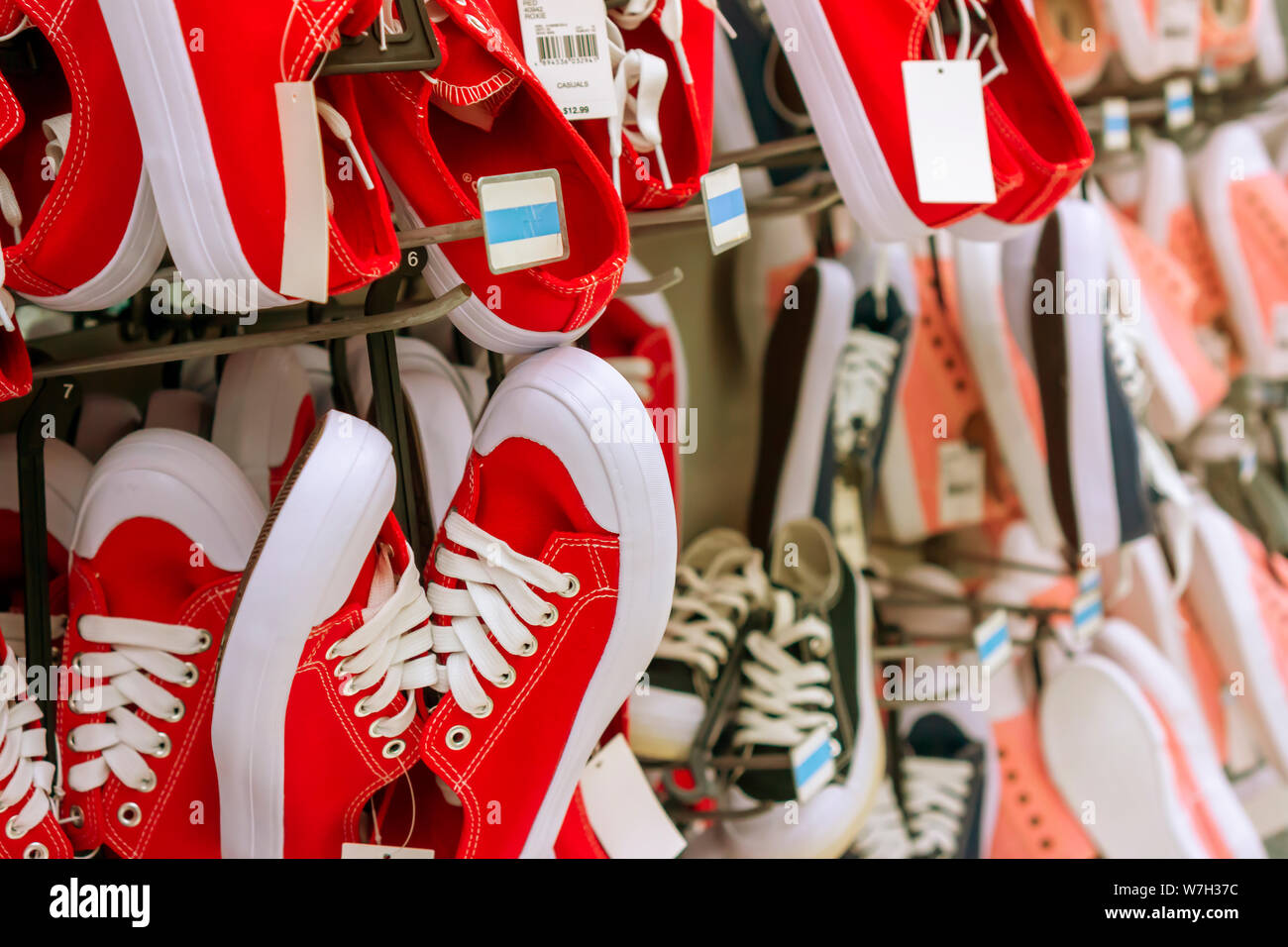 Chaussures chinoises dans un magasin de chaussures au Herald Square à New York, le vendredi 2 août 2019. La chaussure devrait être une victime de l'escalade de guerre commerciale avec la Chine, comme 70 % des chaussures vendues aux États-Unis sont importés de Chine. (© Richard B. Levine) Banque D'Images