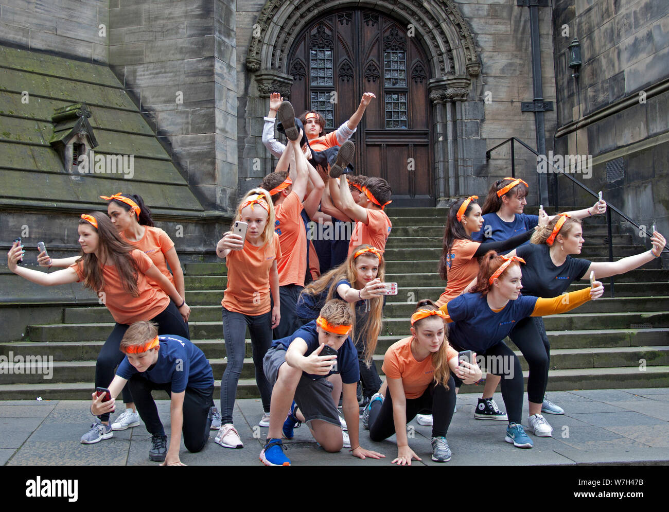 Royal Mile, Edinburgh Fringe, Écosse, Royaume-Uni. 6 août 2019. Un district64 Arts Jeune entreprise soutenue par Dame Emma Thompson, une nouvelle compagnie de théâtre jeunesse dynamique et fait ses débuts en 2019 Edinburgh Fringe comme premiers ministres il sa dernière production "Présent/absent". La société, basée à Marlow et Maidenhead, fonctionne avec 9 à 20 ans, et crée de nouvelles et de pièces de performance à la réflexion sur les questions qui importent aux jeunes d'aujourd'hui, à l'aide de tous les médiums des arts créatifs pour communiquer leur message. Banque D'Images