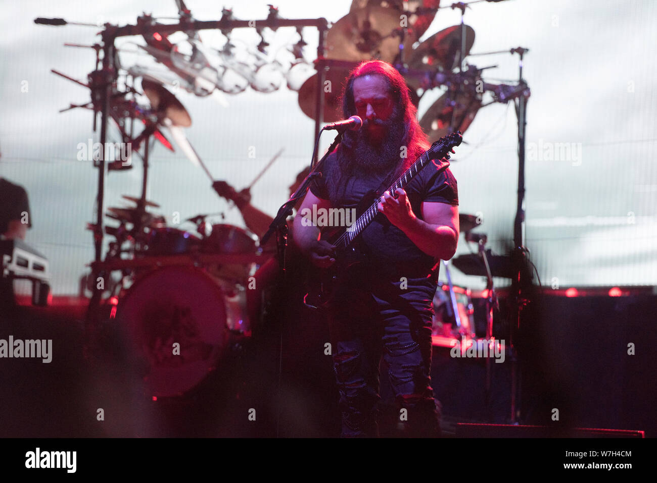 SIBIU, ROUMANIE - 26 juillet 2019 : John Petrucci guitariste, légende du metal progressif Dream Theater live at Festival Artmania Banque D'Images