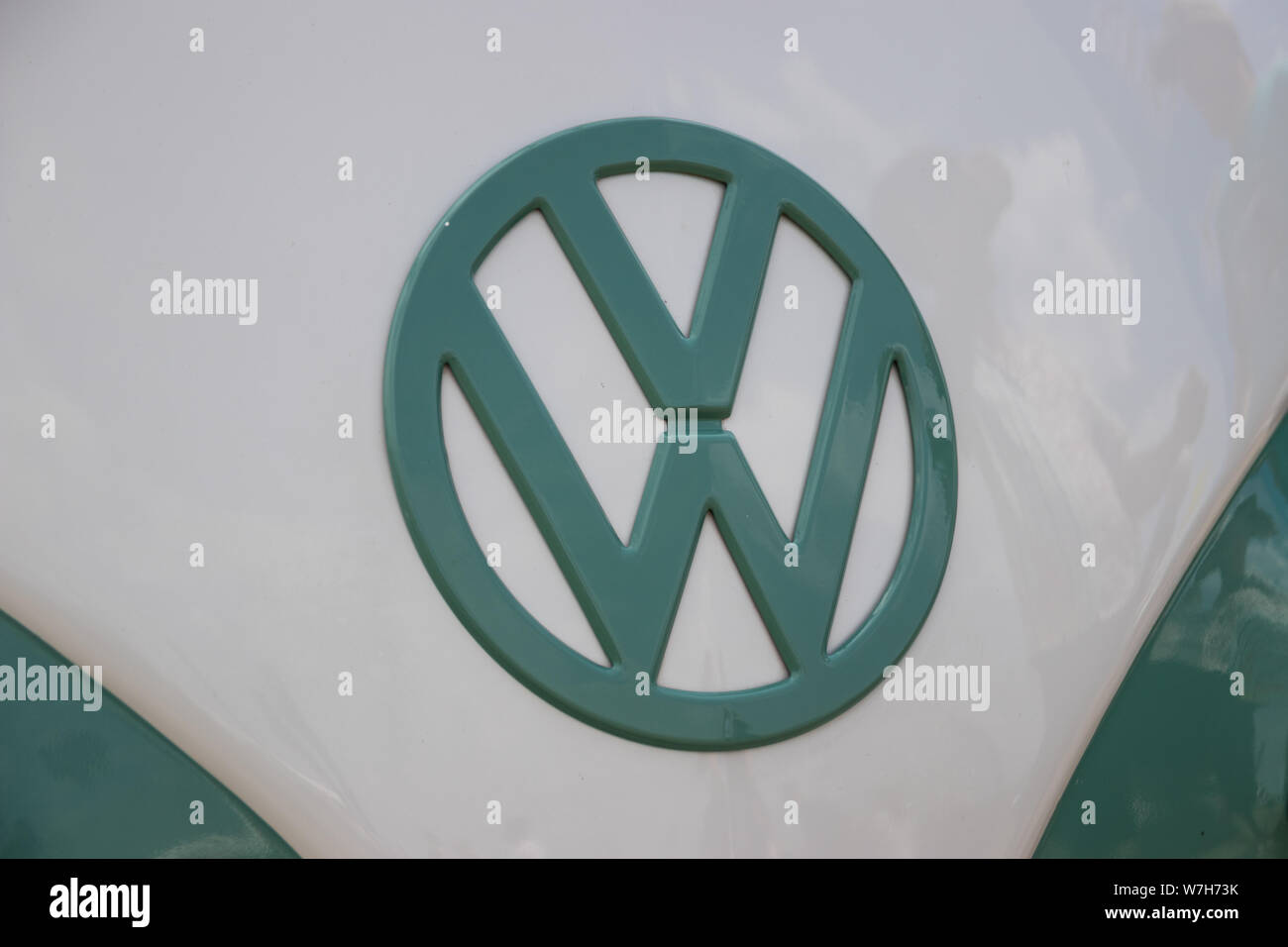 08/04/2019 Portsmouth, Hampshire, UK un close up de VW Volkswagen ou sur un badge Vintage VW camper van Banque D'Images