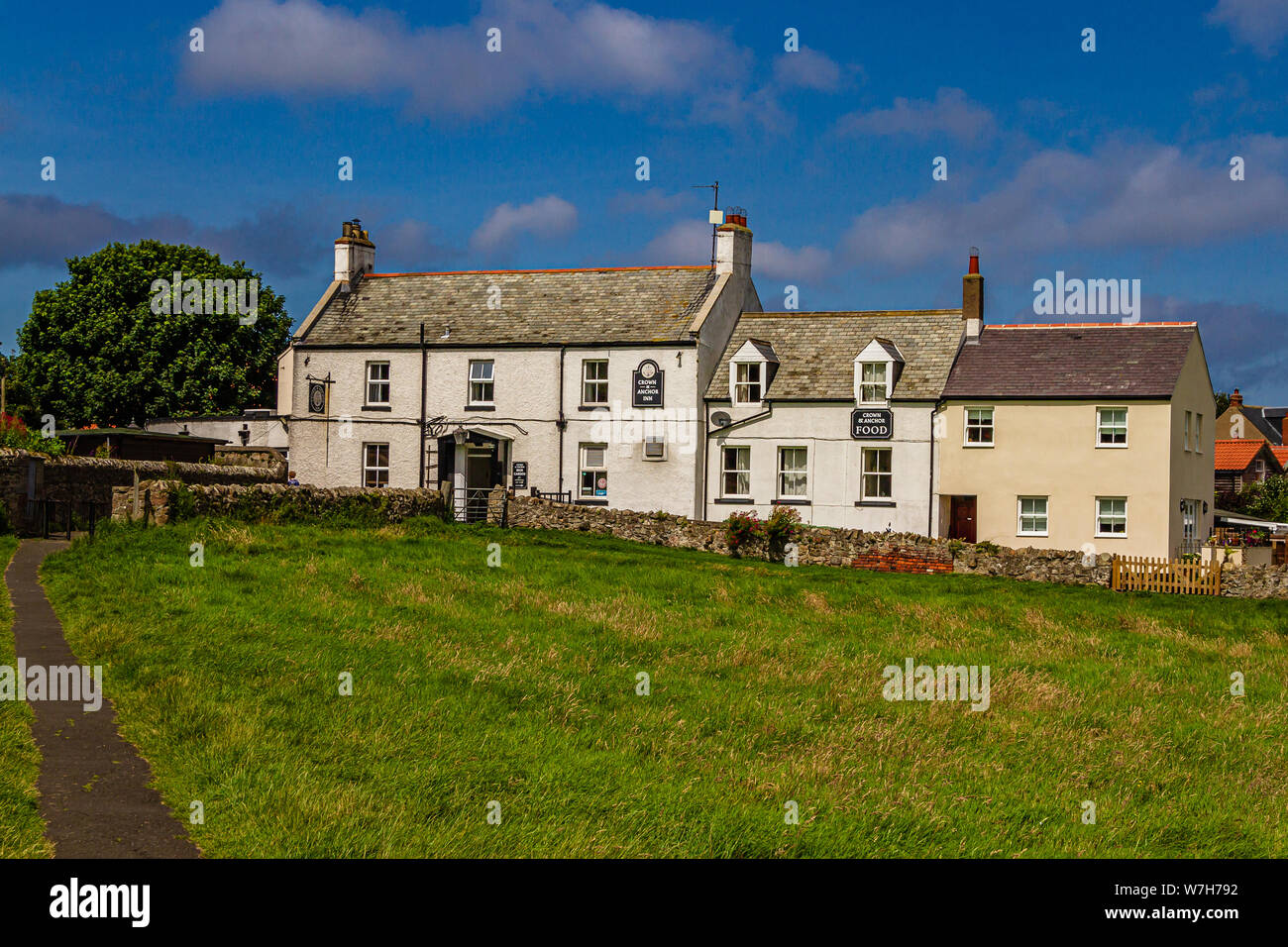 La couronne et l'Anchor Inn, un pub avec hébergement sur l'île sacrée de Lindisfarne. Northumberland, Royaume-Uni. Juillet 2019. Banque D'Images