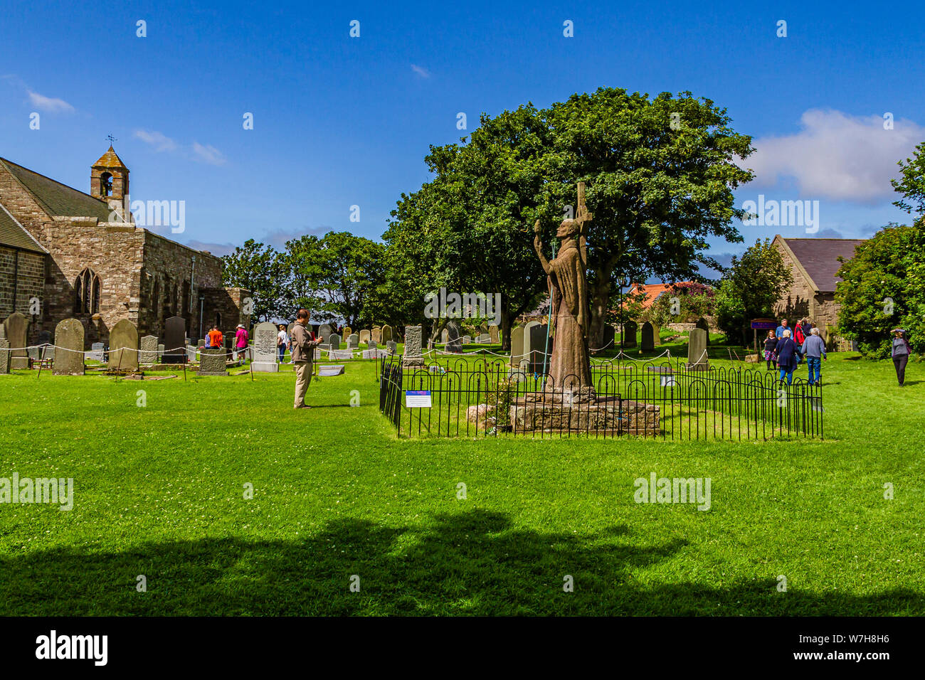 La statue de Saint Aidan médiéval dans le Parc du Prieuré de Lindisfarne. L'Île Sainte de Lindisfarne, Northumberland, Angleterre. Juillet 2019. Banque D'Images