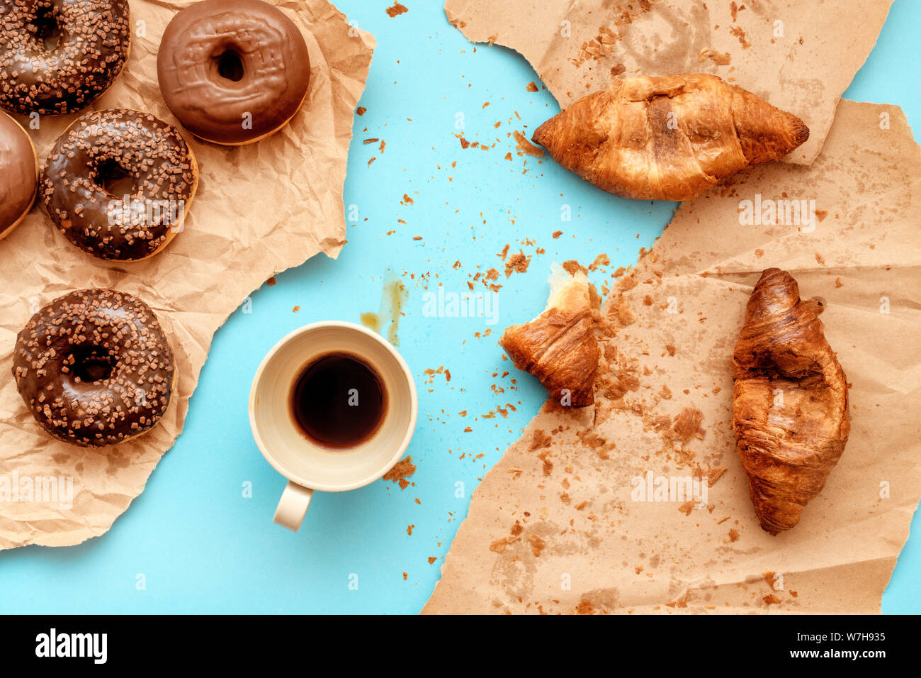 Croissants et café donuts au chocolat pour le petit-déjeuner, vue du dessus sur la table snack sucré Banque D'Images
