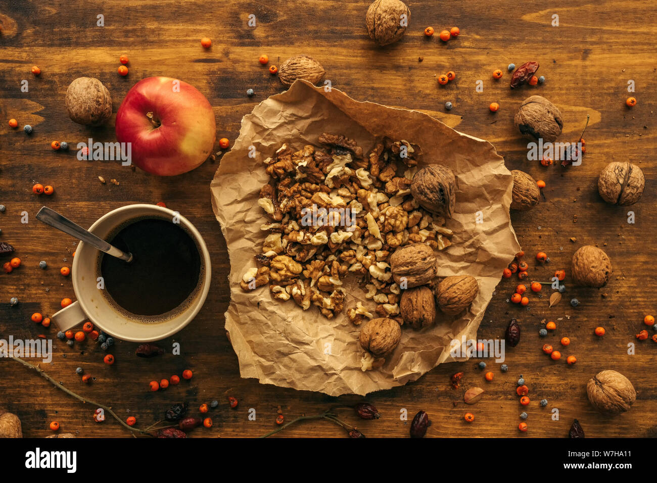 Vue de dessus de tasse à café et les noix sur la table le matin Banque D'Images