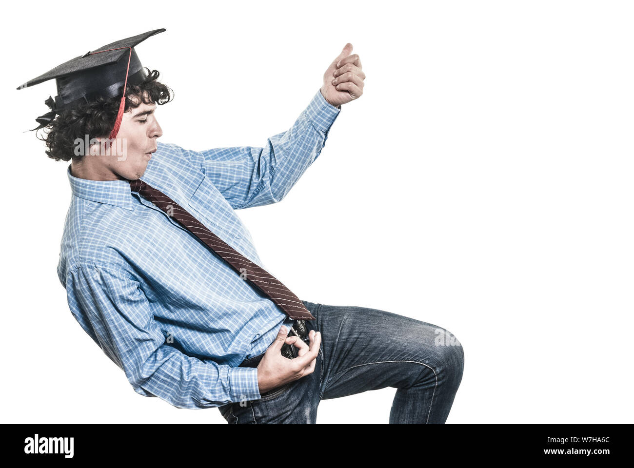 Happy student, danser et jouer de la guitare imaginaire, sur fond blanc. Banque D'Images