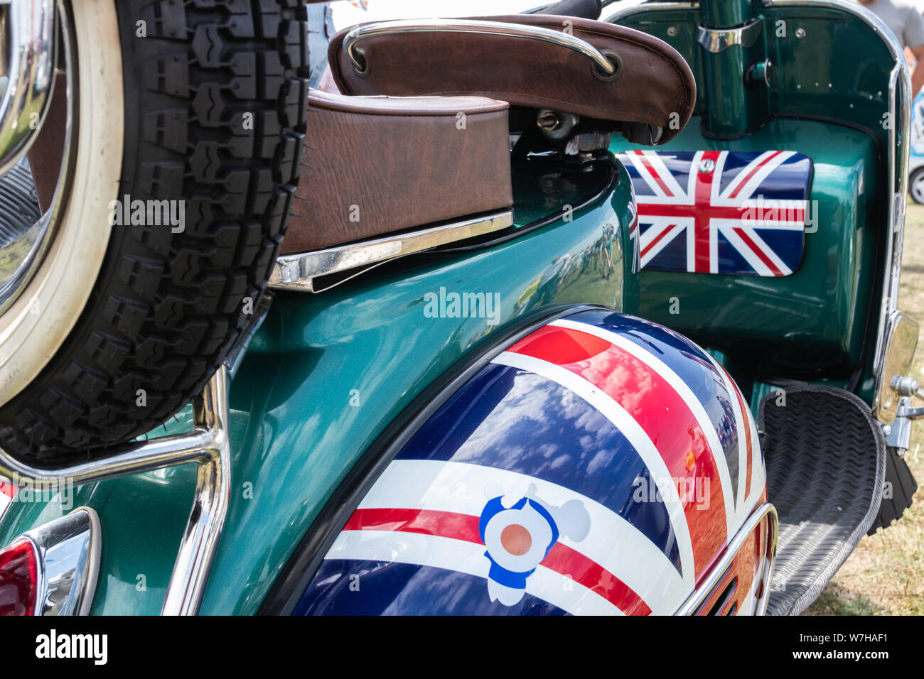 Un gros plan d'une vintage scooter ou cyclomoteur avec un Union Jack flag Banque D'Images