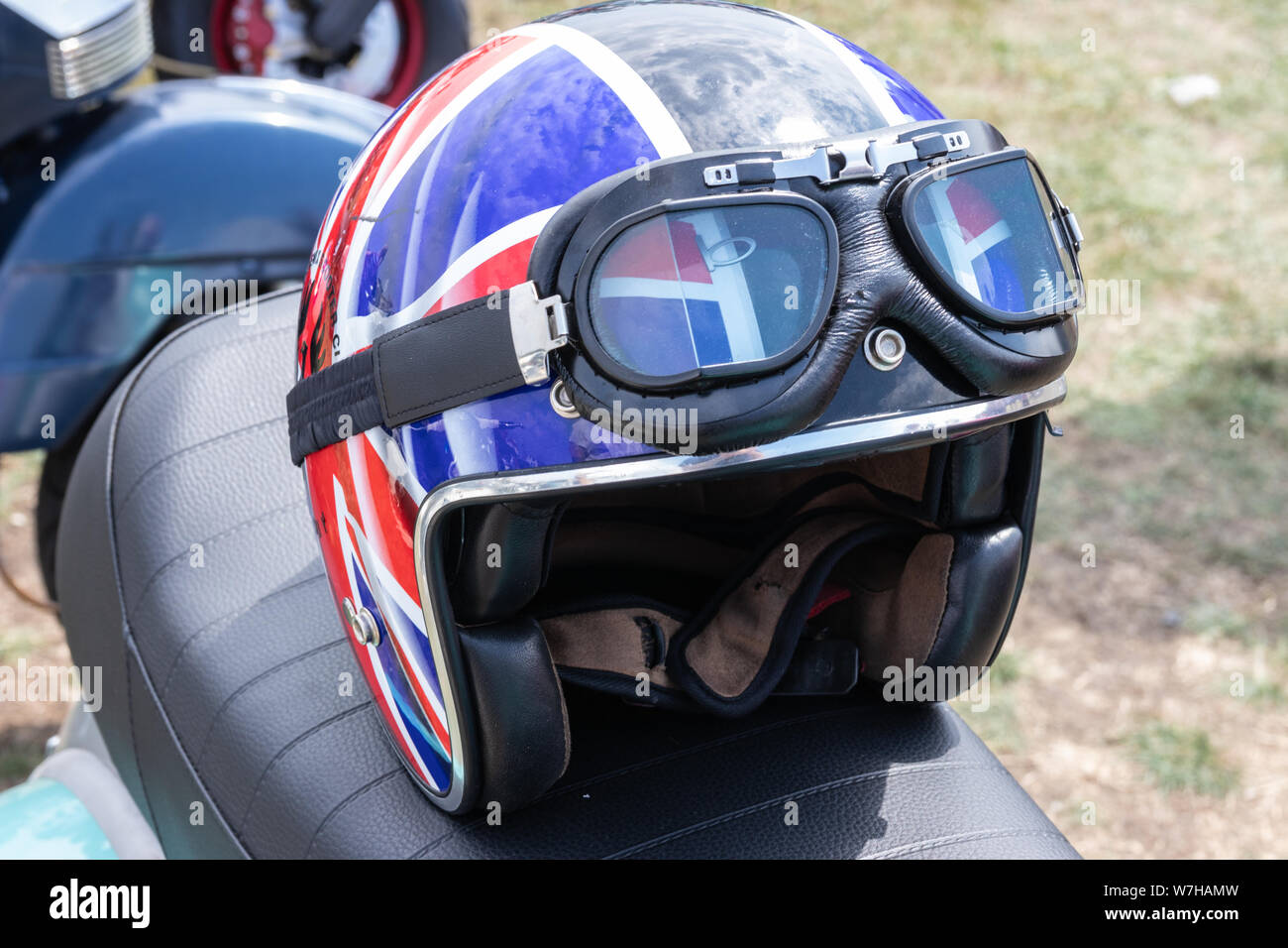 Une moto Casque avec lunettes assis sur le siège d'une moto Banque D'Images