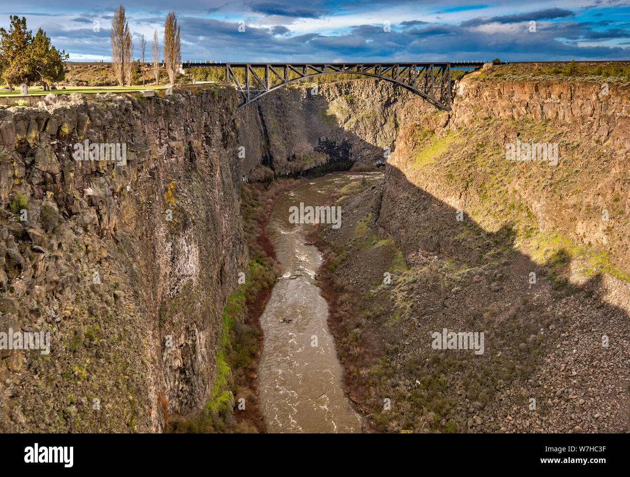 Tronc de l'Oregon Railroad Bridge, 1911, acier seule arche span bridge, conçu par Ralph Modjeski, sur la Gorge de la rivière Crooked, près de Terrebonne, Oregon, USA Banque D'Images