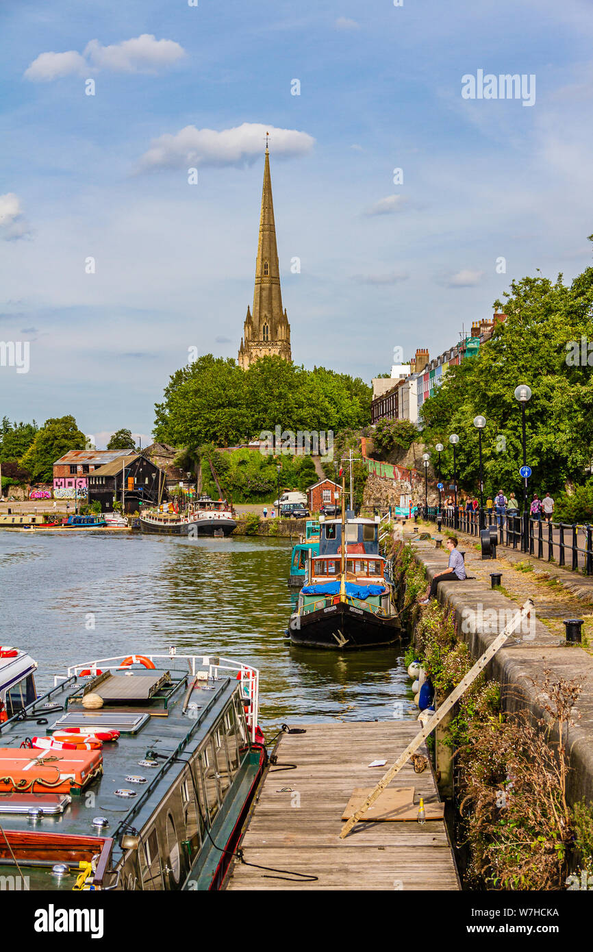 L'église de St Mary Redcliffe du port flottant, Redcliffe, Bristol, Royaume-Uni. Juillet 2019. Banque D'Images