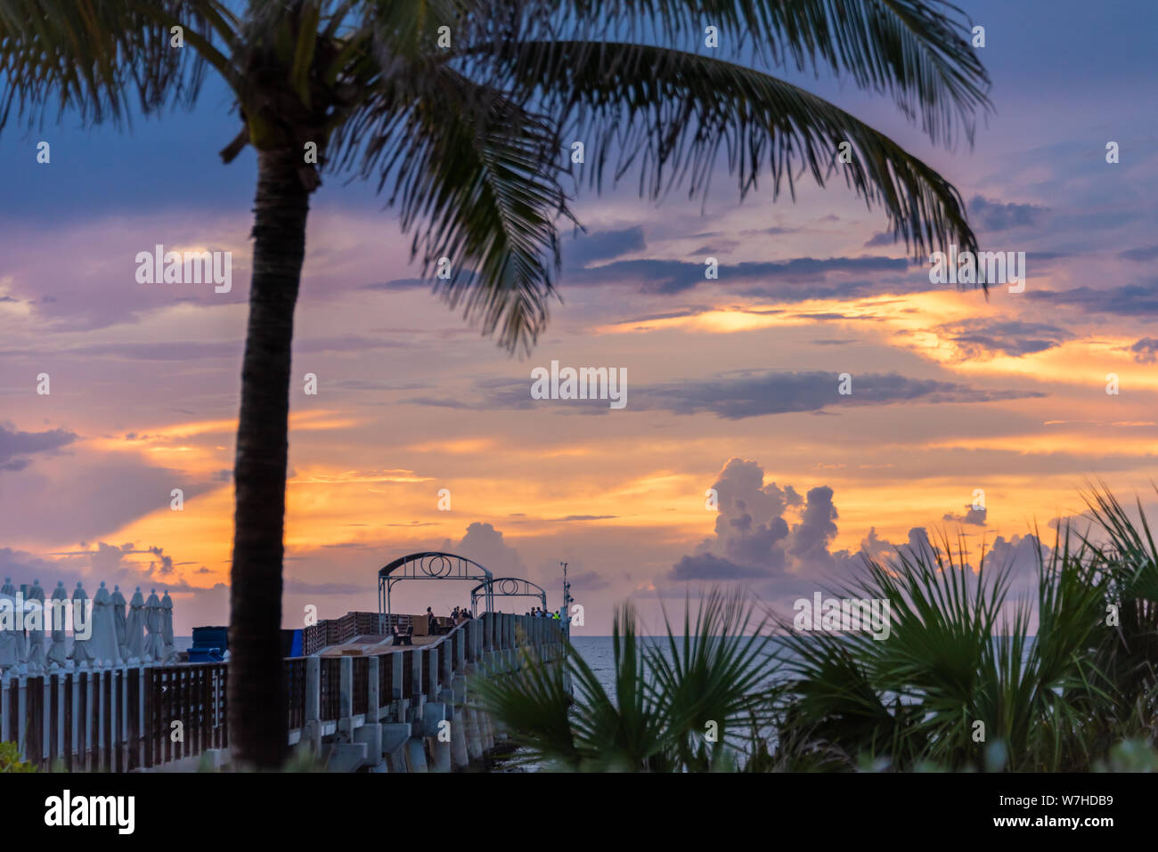 Lever du soleil à la Lake Worth Beach Pier dans Lake Worth, comté de Palm Beach, en Floride. (USA) Banque D'Images