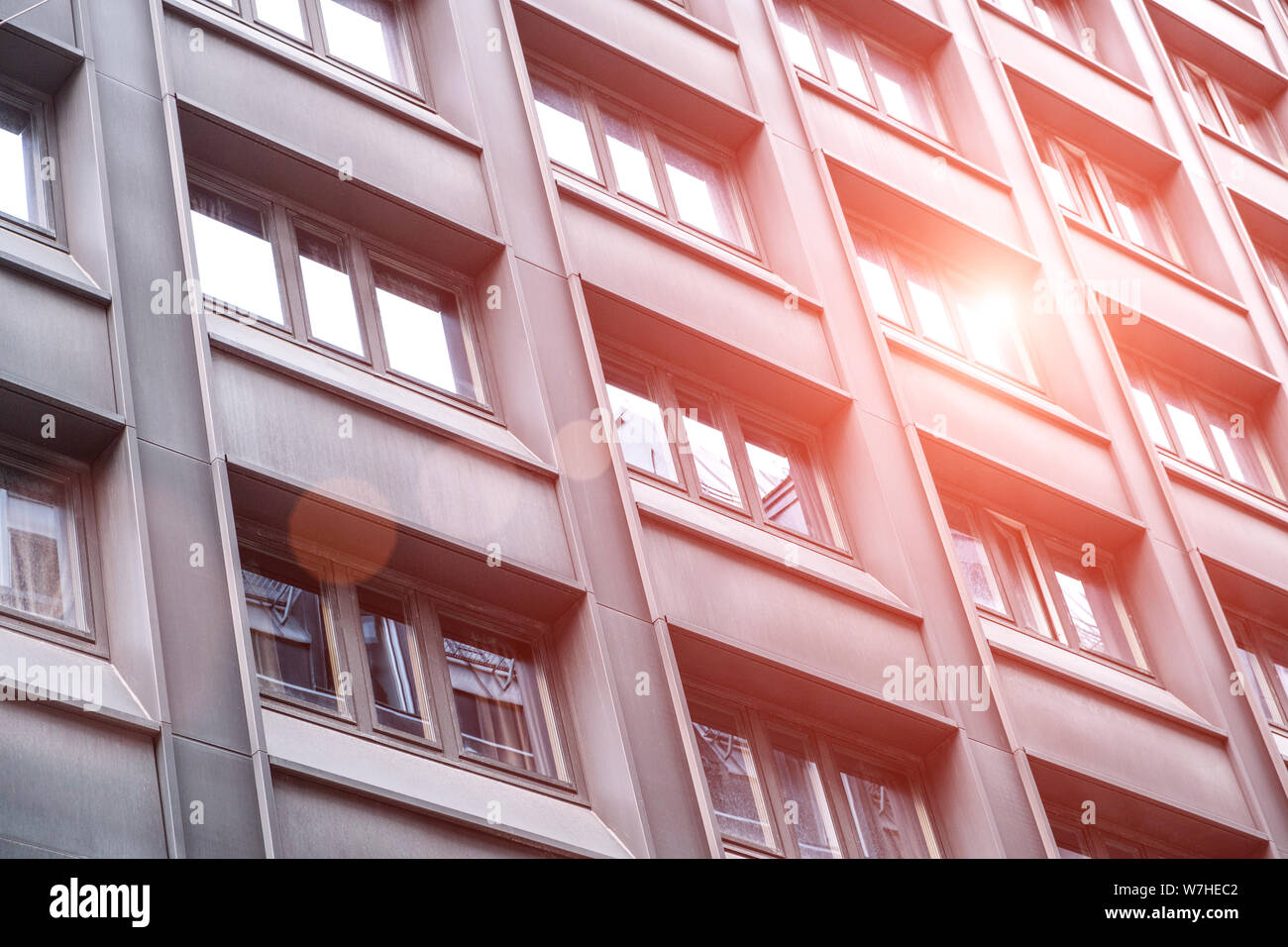 Façade d'un bâtiment moderne avec windows reflétant le soleil et ciel Banque D'Images