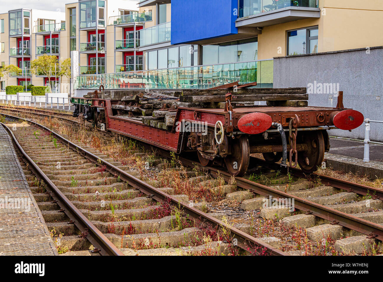 Un camion désaffecté sur le patrimoine ferroviaire du port de Bristol sur les quais en face de l'appartement moderne appartements de la rue du musée. Bristol, Royaume-Uni. Juillet 2019. Banque D'Images