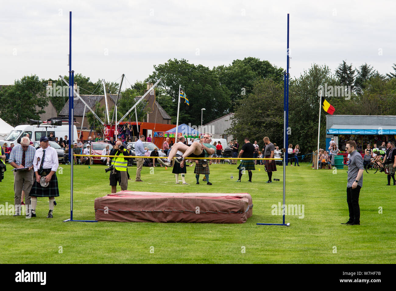 Un saut en concurrent efface le bar lors de l'Assemblée Halkirk Highland Games à Caithness Ecosse Banque D'Images