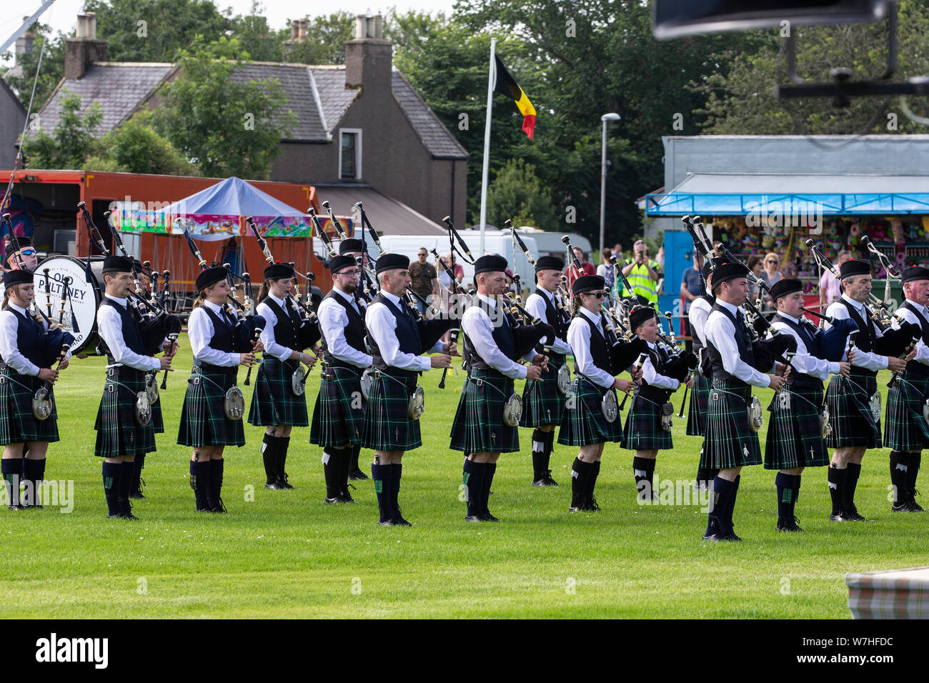 Halkirk Highland Games avec le Pipe Band de Thurso Wick, Royal British Legion Pipe Band et le Caithness Pipe Band Junior menant la cérémonie d'ouverture. Banque D'Images