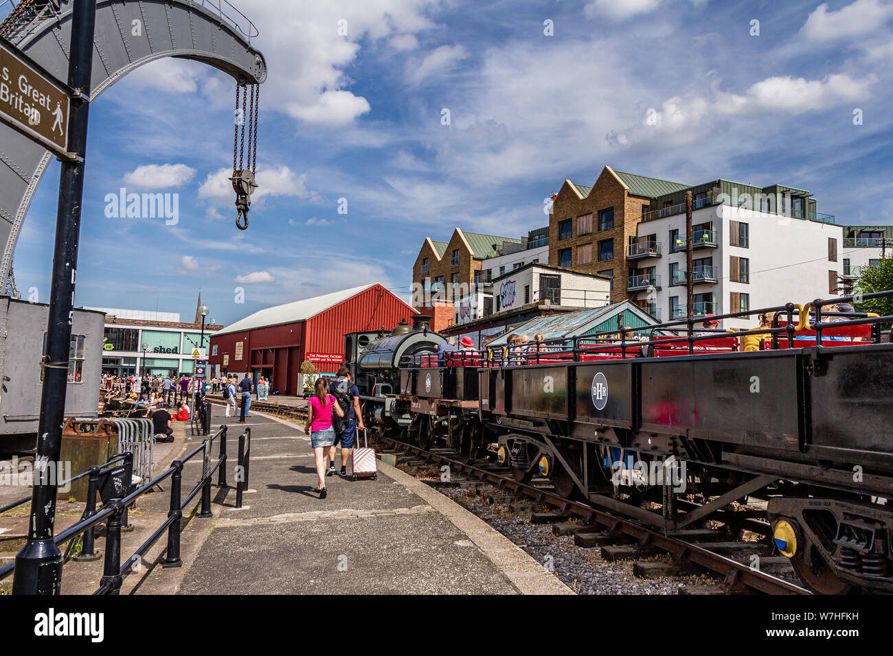 Les gens marcher entre le port et le chemin de grue à vapeur sur le quai de Prince's Wharf, Bristol, Royaume-Uni. Juillet 2019. Banque D'Images