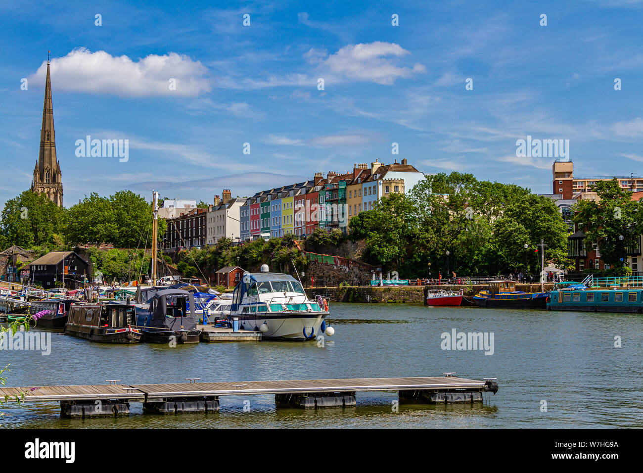 Vue sur Port flottant du Bristol Redcliffe Redcliffe vers, avec défilé et St Mary Redcliffe Church dans l'arrière-plan. Bristol, Royaume-Uni. Juillet 2019. Banque D'Images