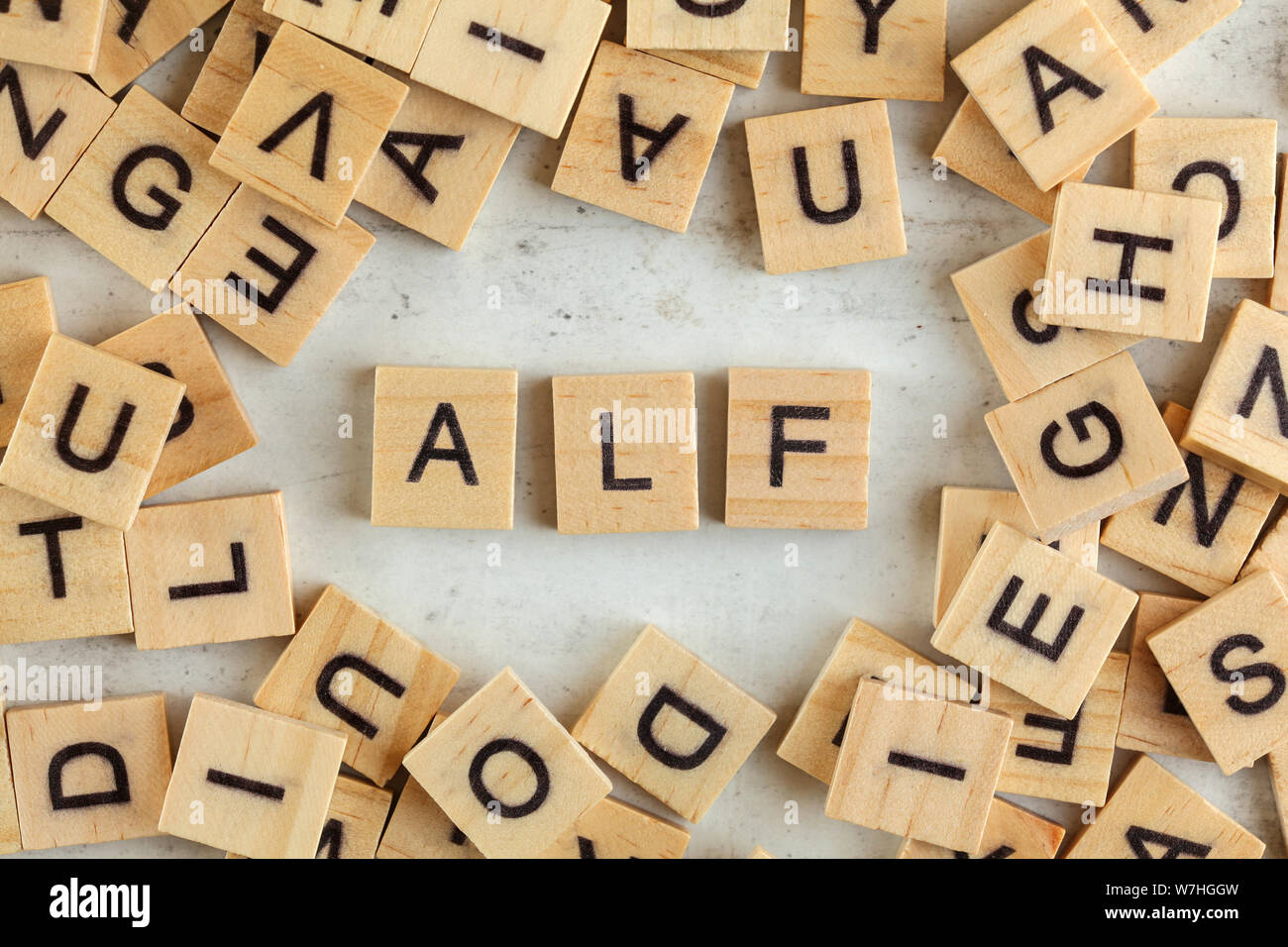 Vue du haut vers le bas, pile de blocs de bois carrés avec des lettres (ALF  est synonyme d'écouter en premier) sur un tableau blanc Photo Stock - Alamy
