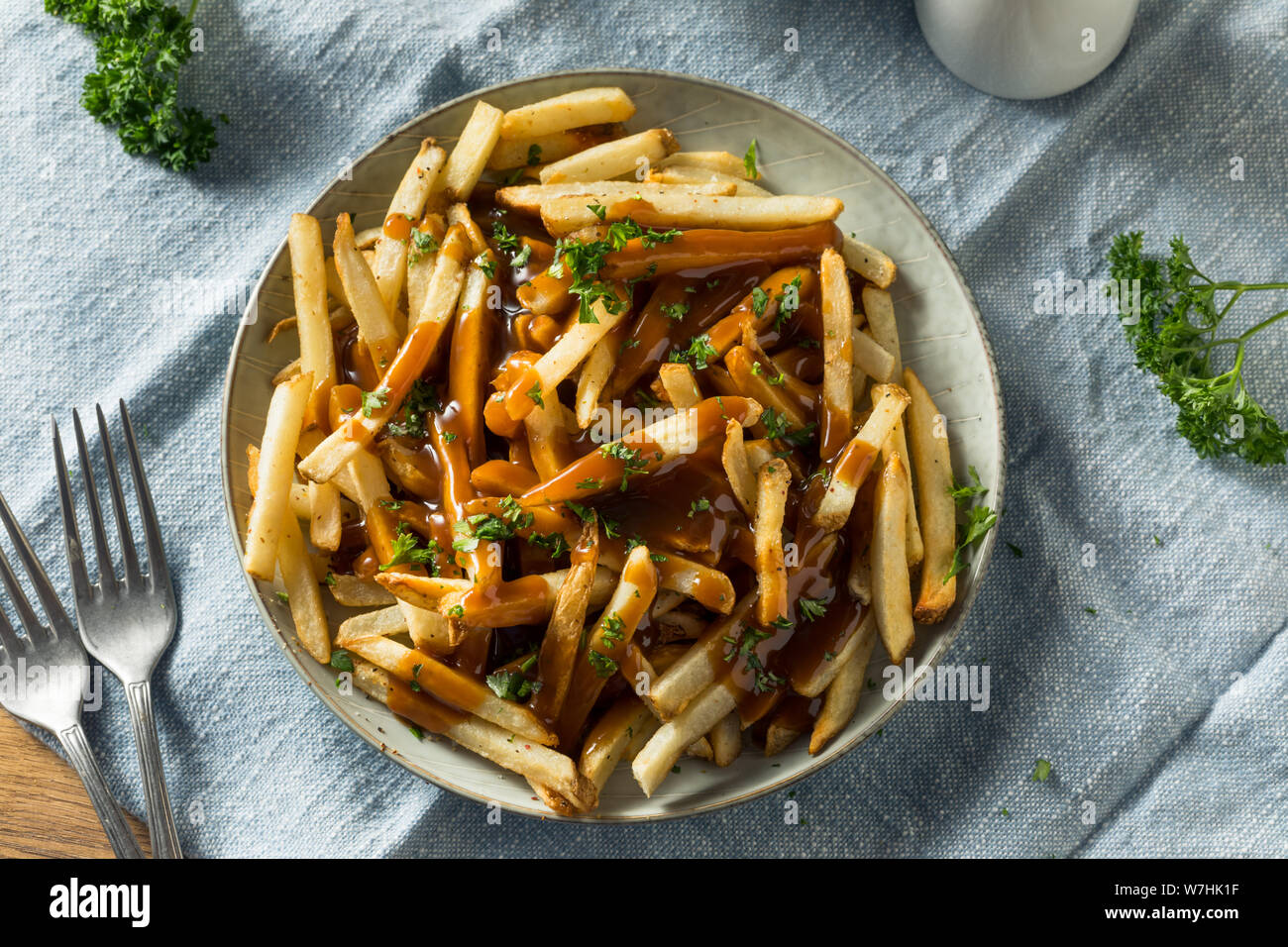 Des frites sauce américaine avec sel et poivre Banque D'Images