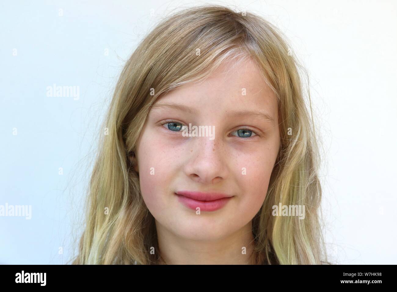 Portrait d'une adolescente avec un sourire contenu Banque D'Images