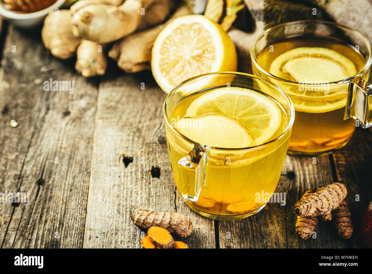 Le système immunitaire de l'automne - le gingembre et thé au curcuma et ingrédients Banque D'Images