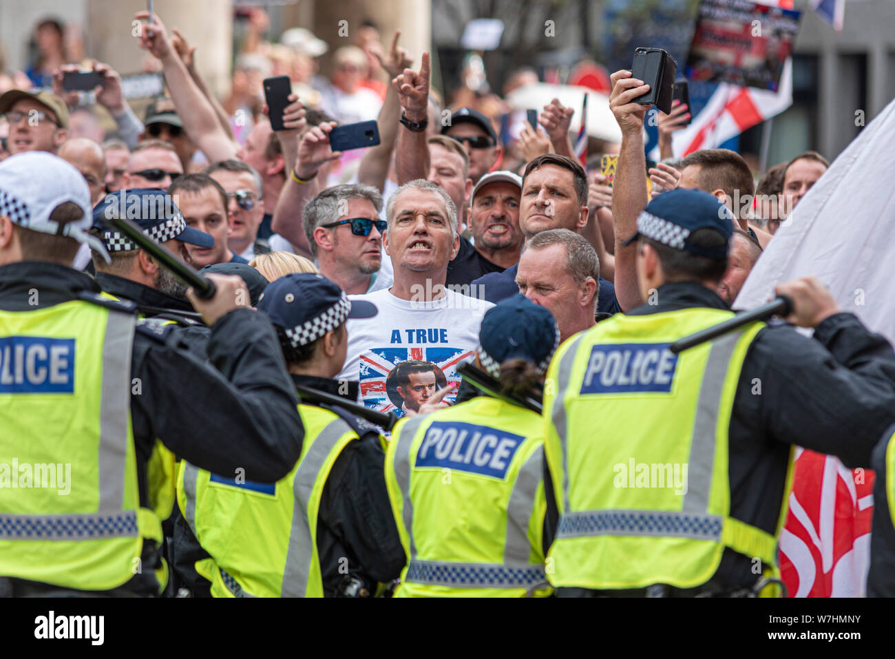 Des foules de gens en colère chez Free Tommy Robinson de protestation à Londres, au Royaume-Uni, derrière le cordon de police. Banque D'Images