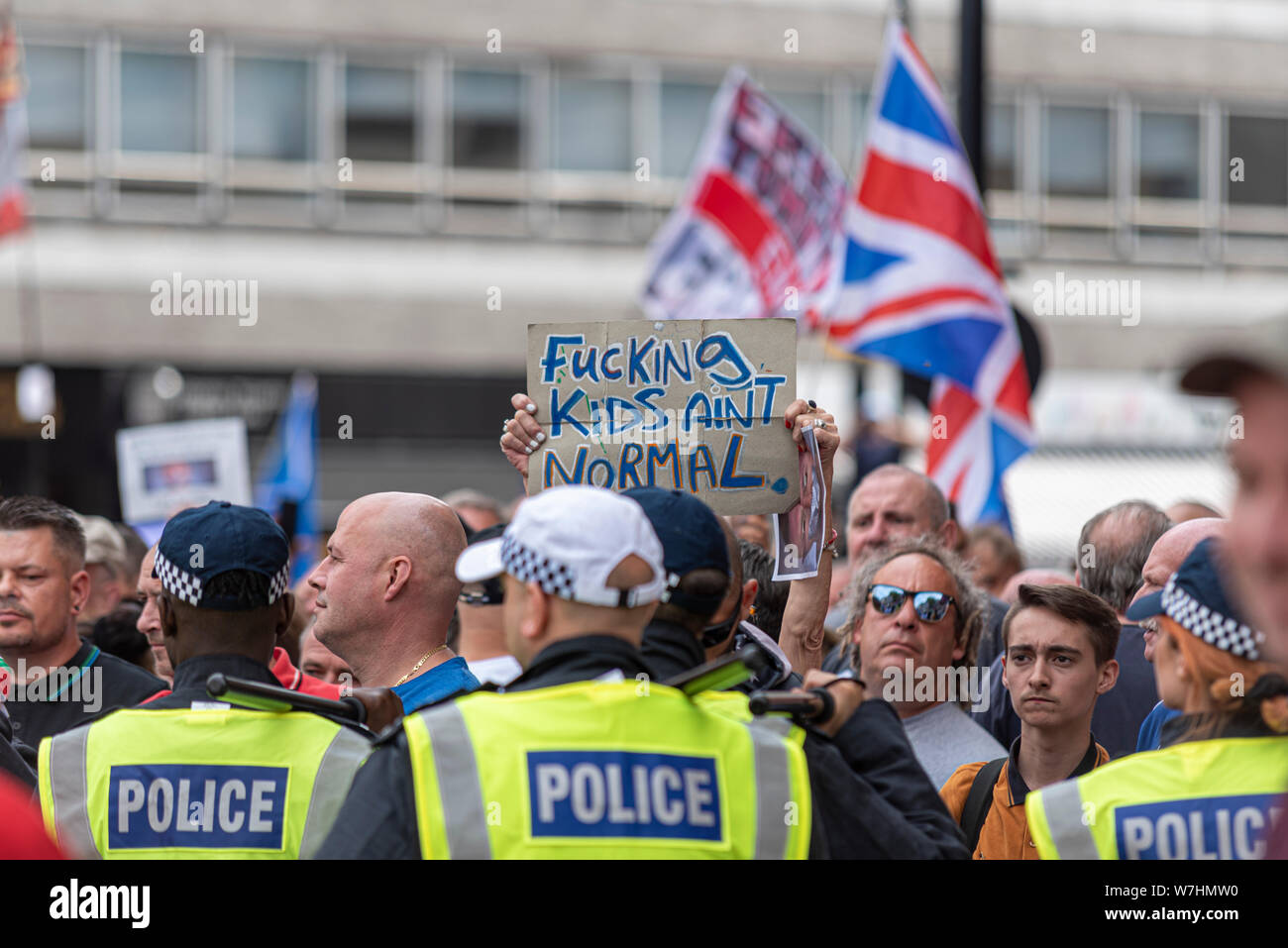 Des foules de gens en colère chez Free Tommy Robinson de protestation à Londres, au Royaume-Uni, derrière le cordon de police. Banque D'Images