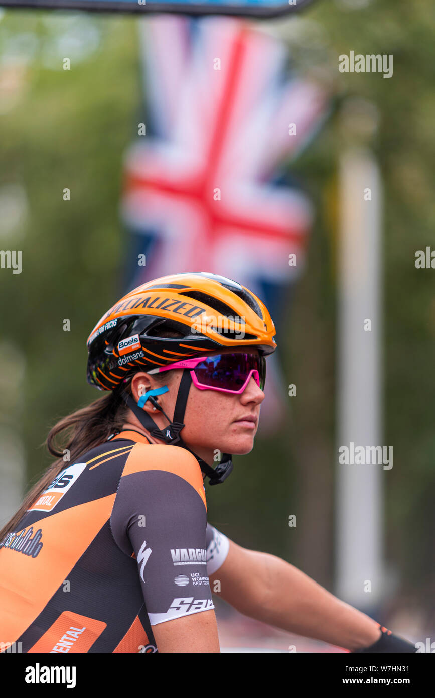 Chantal Blaak de Boels Dolmans avant racing dans le Prudential RideLondon classique cycliste. Cycliste féminin rider. Drapeau de l'Union dans le Mall, Londres Banque D'Images