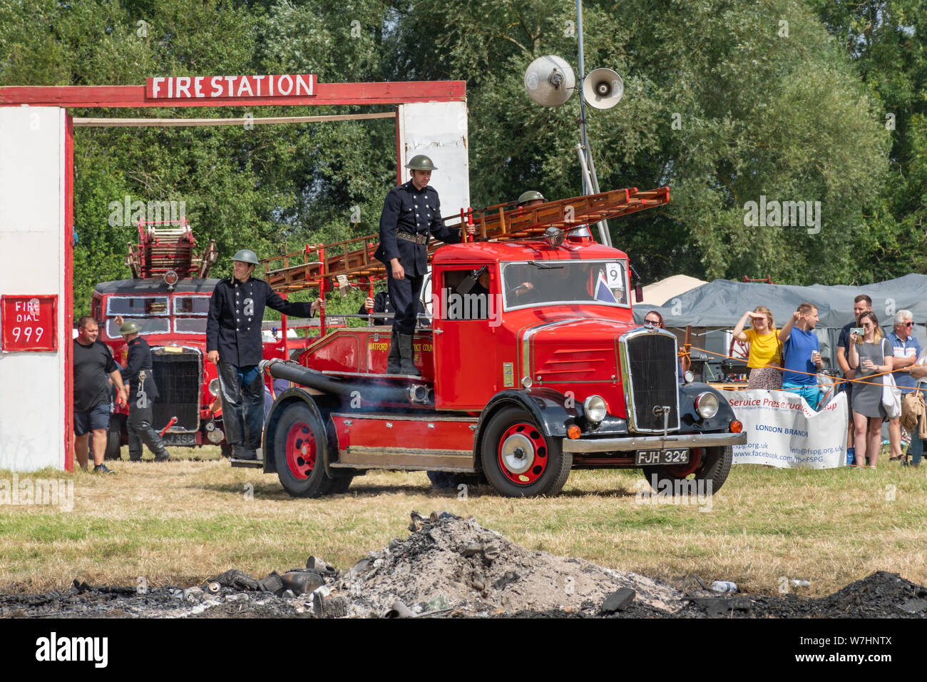 Incendie moteur sur l'affichage à l'Odiham spectacle de feu, 2019, dans le Hampshire, au Royaume-Uni. Un 1939 Dennis light pompe quatre, ex Watford Rural District Council. Banque D'Images