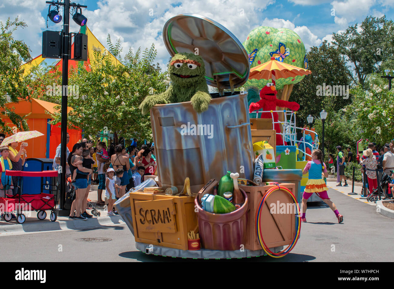 Orlando, Floride. Le 30 juillet 2019. Oscar le Grouch dans Sesame Street Parade Party at Seaworld Banque D'Images