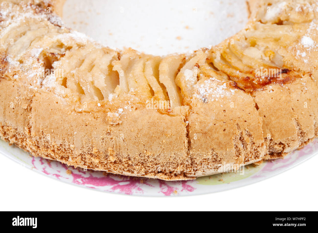 Les Tranches De Pommes En Forme De Tore Sur Gateau Charlotte Russe Close Up Sur La Plaque Isole Sur Fond Blanc Photo Stock Alamy