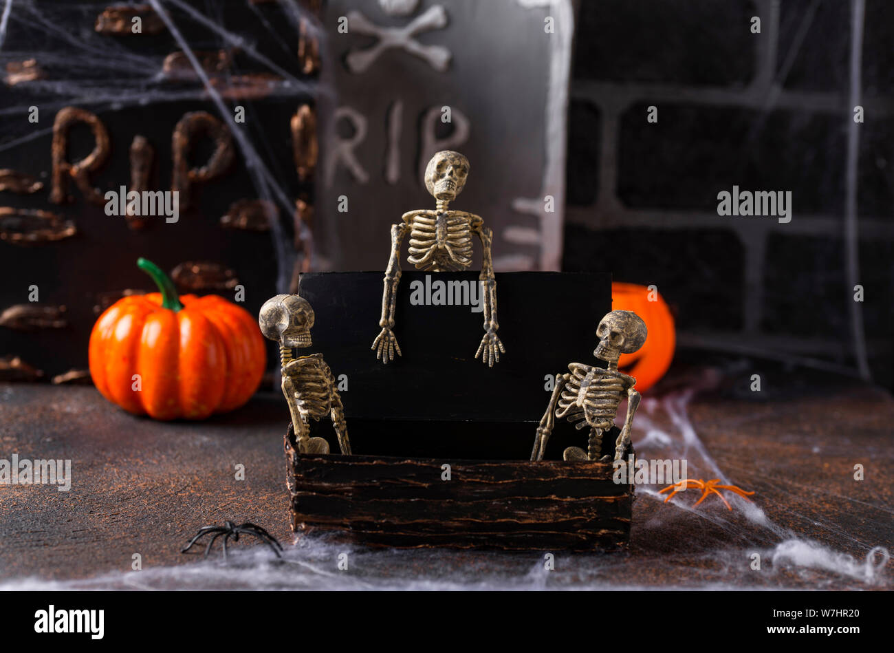 Fond d'Halloween avec des squelettes et tombe Banque D'Images