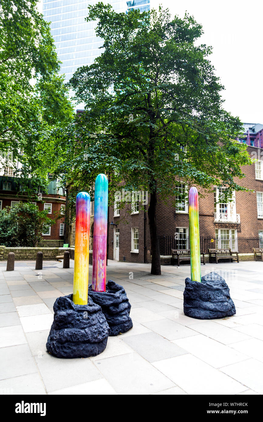 'C'était qu'une question de temps avant que nous avons trouvé la pyramide et l'a forcée Ouvrir' par Salvatore Arancio, Sculpture dans la ville, London, UK Banque D'Images