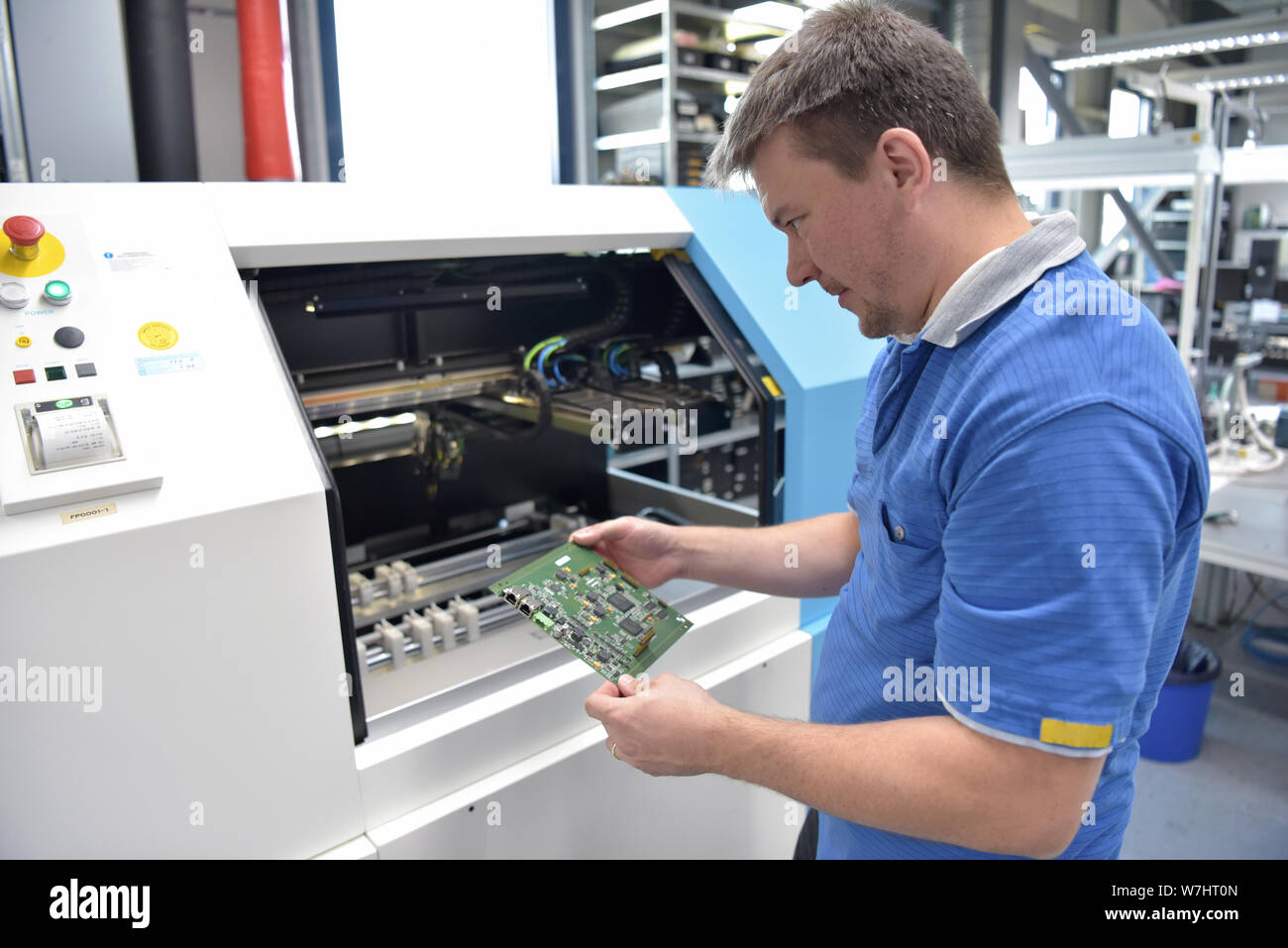 En micro-électronique de l'ingénierie : les travailleurs dans la production et le contrôle de la qualité des composants de haute technologie électronique dans une usine moderne Banque D'Images