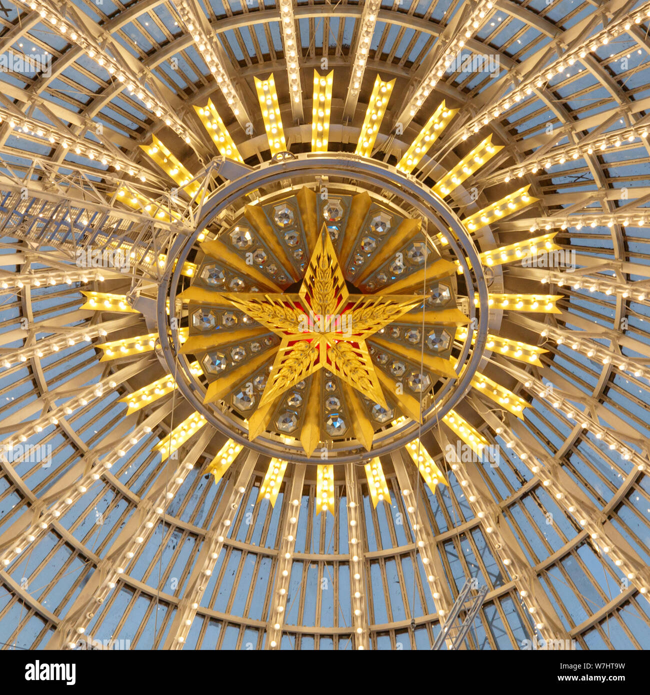 Moscou, Russie - le 28 novembre 2018 : dôme en verre de l'espace Cosmos pavilion à VDNH - Exposition des réalisations de l'économie nationale. Banque D'Images