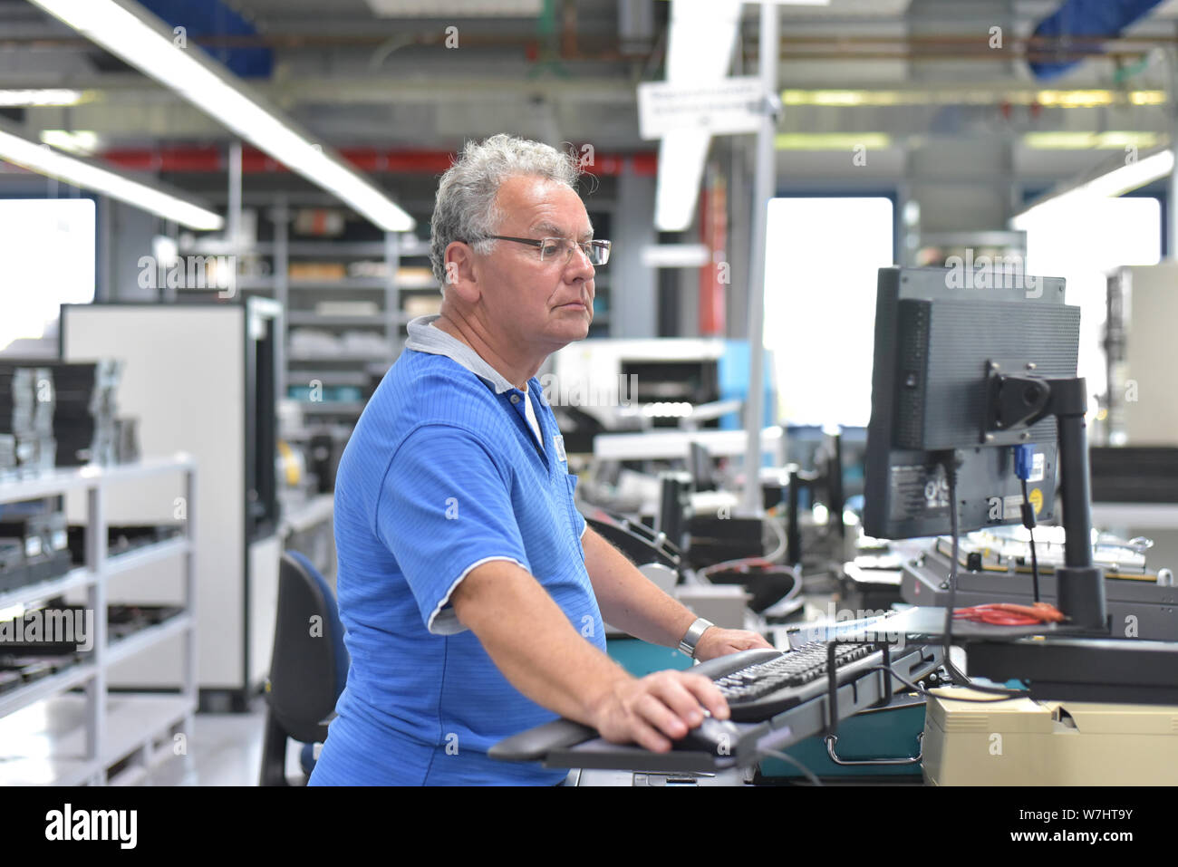 En micro-électronique de l'ingénierie : les travailleurs dans la production et l'assemblage de composants électroniques de haute technologie dans une usine moderne Banque D'Images