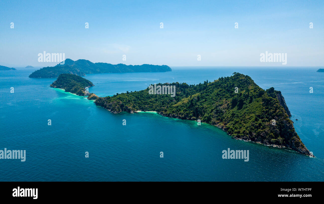 Drone aérien vue sur une belle île tropicale isolée entourée de récifs coralliens, l'archipel de Mergui (Myanmar) Banque D'Images