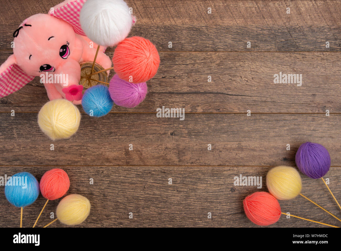 L'éléphant en peluche rose pastel avec des balles de laine Banque D'Images