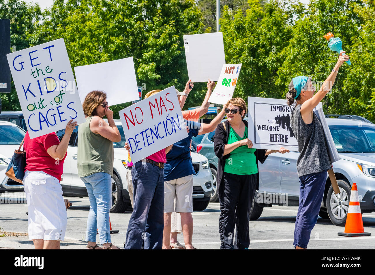 5 août 2019, Palo Alto / CA / USA - personnes qui protestaient sur une rue au centre-ville de Palo Alto à l'encontre de la politique actuelle de la séparation des familles Banque D'Images