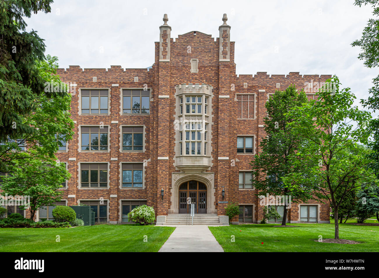 GRAND FORKS, ND/USA - Le 28 juin 2019 : Merrifeld Hall sur le campus de l'Université du Dakota du Nord Banque D'Images