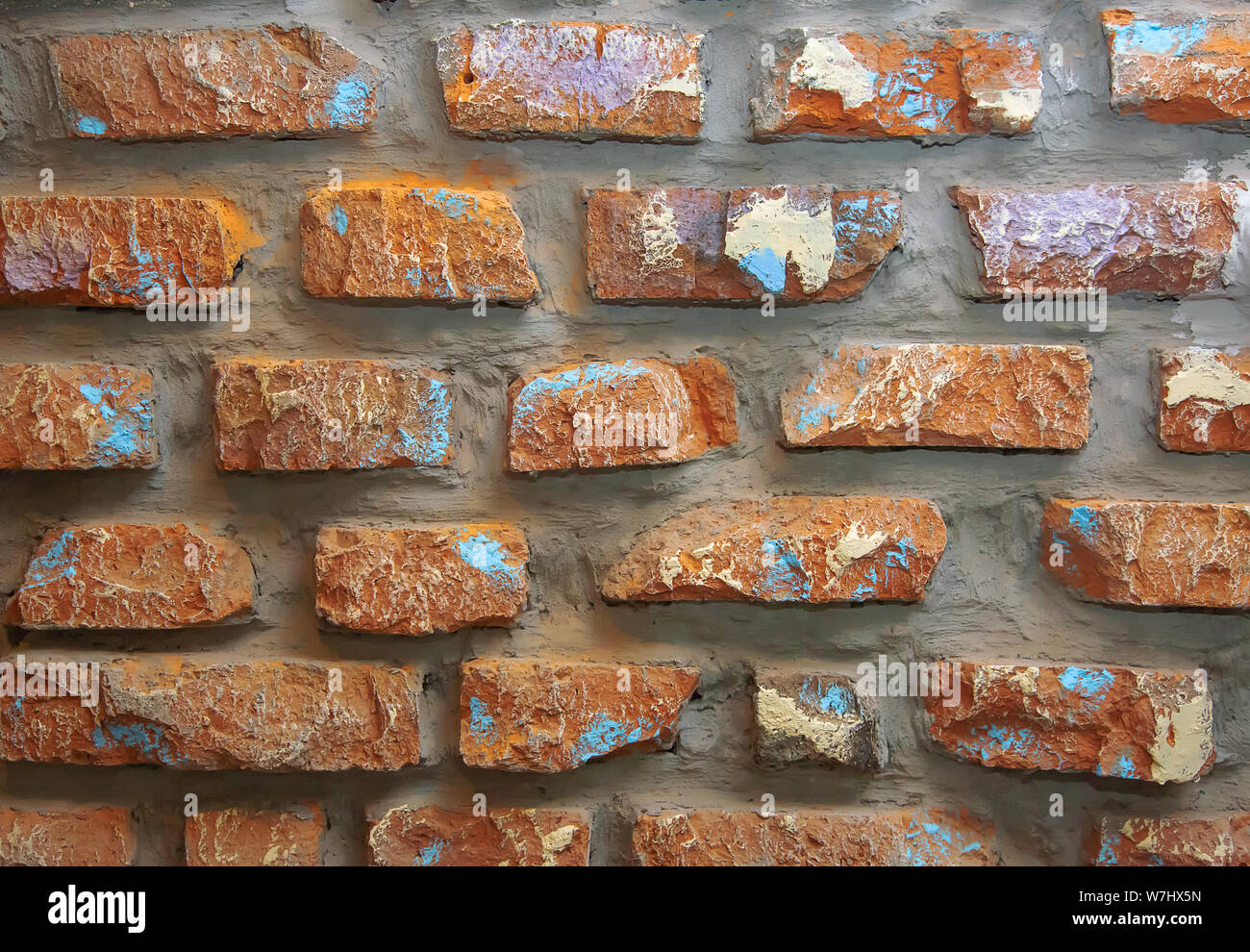 Mur d'arrière-plan photo de vieille brique décorative marron avec rayures, éraflures, des fissures. Banque D'Images