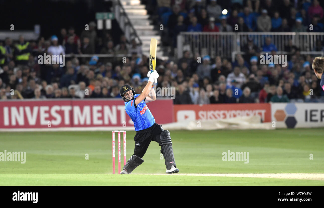 Hove Sussex UK 6 août 2019 - Luke Wright de Sussex Sharks hits une limite au cours de l'épanouissement T20 cricket souffle entre la promenade Sussex et les requins à la 1ère Glamorgan County dans la masse centrale Hove Crédit photo : Simon Dack / Alamy Live News Banque D'Images