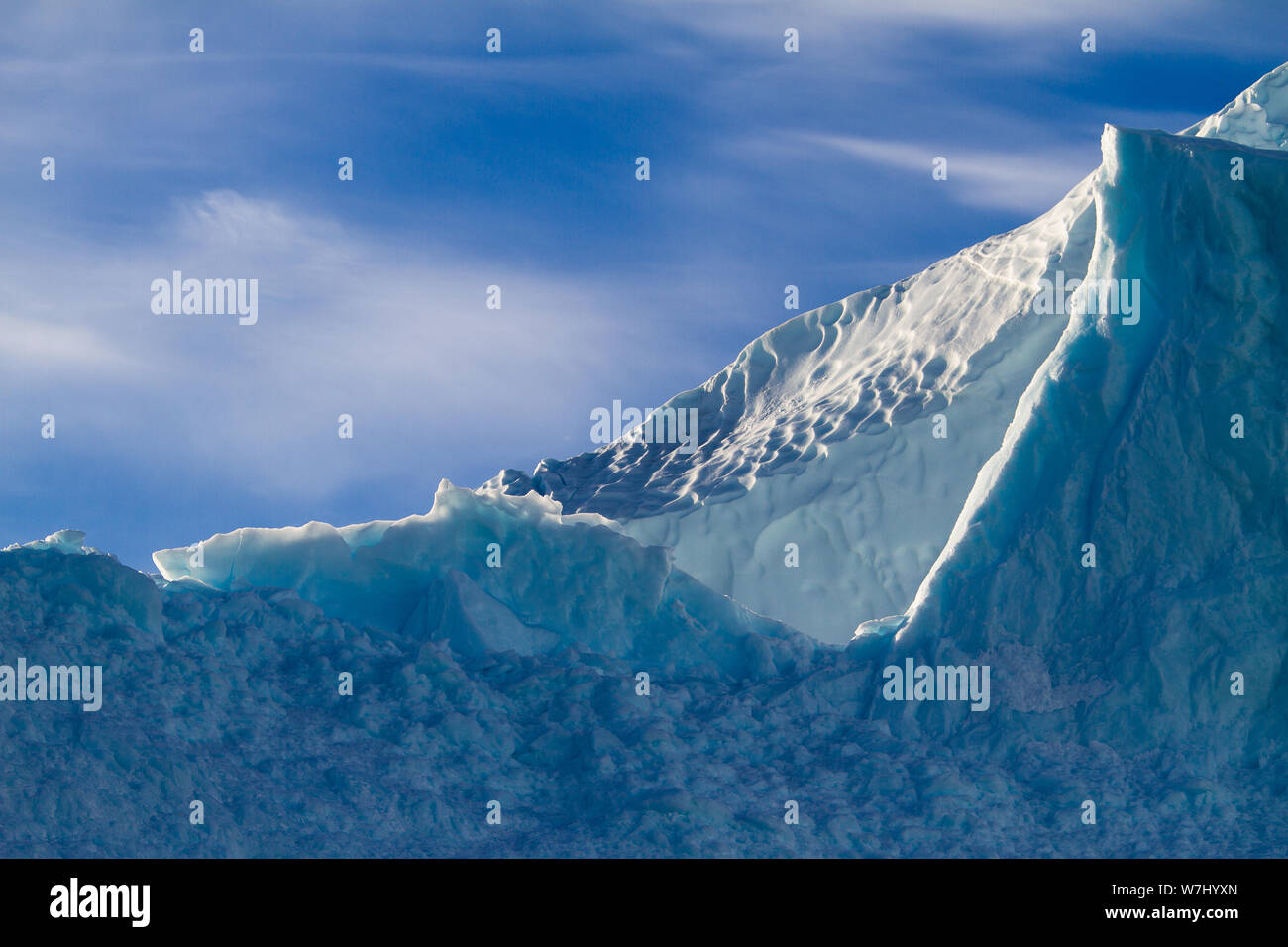 Écrasés au premier plan contraste avec la glace pommelé au milieu bâti, la différence de traitement par le vent, la pluie, et les vagues, dans l'est du Groenland Banque D'Images