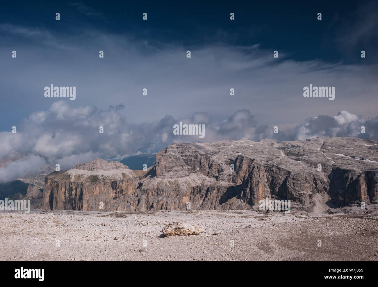 Le Sass Pordoi au-dessus du col Pordoi et Sella Pass. Le Sass Pordoi est également appelé comme la Terrasse des Dolomites en raison de son plateau. Banque D'Images