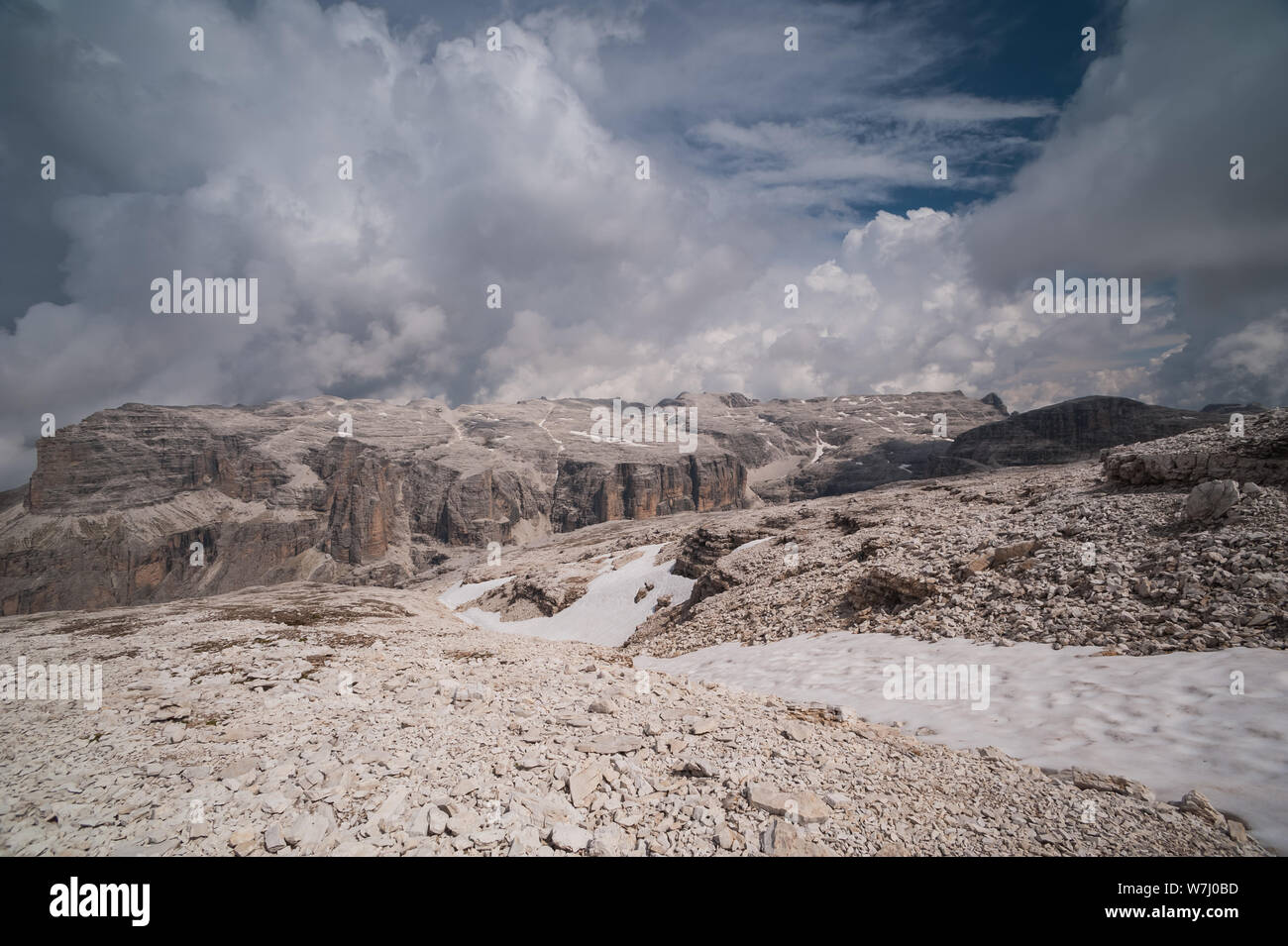 Le Sass Pordoi au-dessus du col Pordoi et Sella Pass. Le Sass Pordoi est également appelé comme la Terrasse des Dolomites en raison de son plateau. Banque D'Images