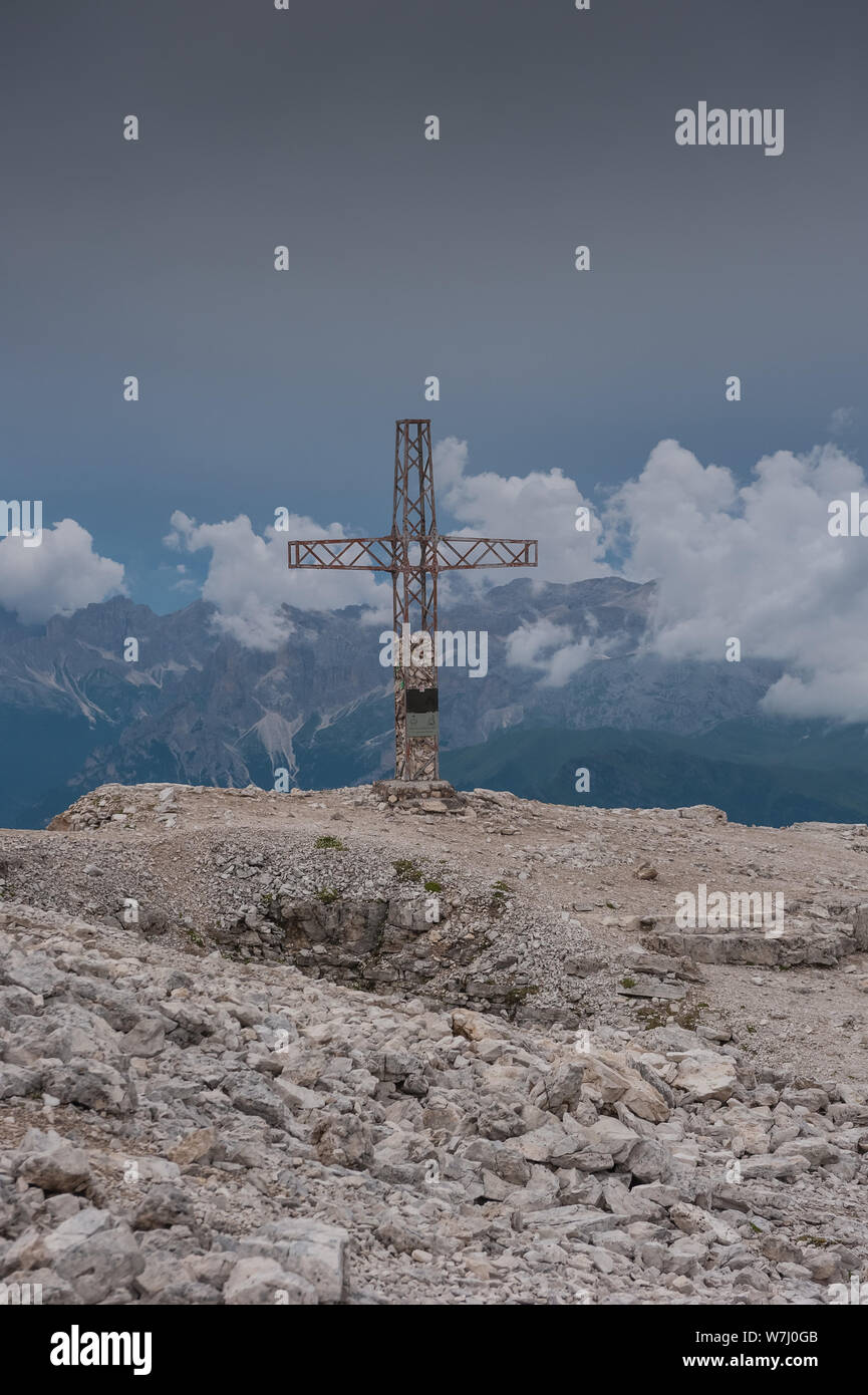 Le Sass Pordoi au-dessus du col Pordoi et Sella Pass. Le Sass Pordoi est également appelé comme la Terrasse des Dolomites en raison de son plateau. Banque D'Images