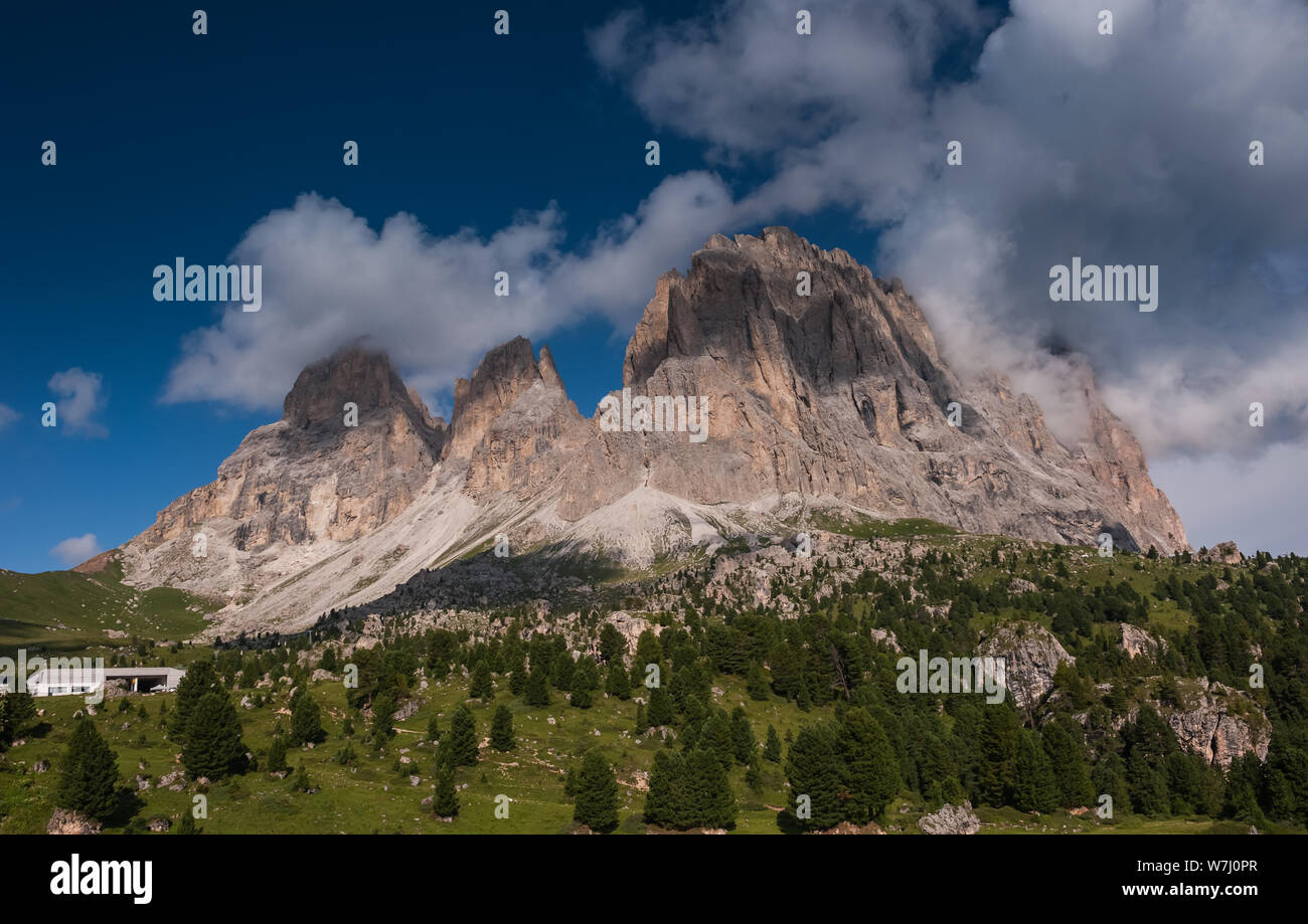 Le Sass Pordoi au-dessus du col Pordoi et Sella Pass. Le Sass Pordoi est également appelé comme la Terrasse des Dolomites en raison de son plateau. Banque D'Images